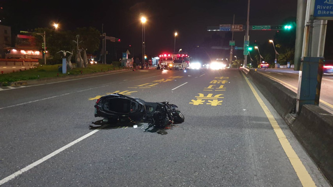 北投特斯拉撞飞双载「闯红灯机车」！丧命后座女是北艺大新生。(民眾提供)