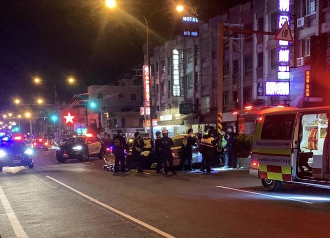 新湖分局山崎派出所员警拦查闯红灯车辆，车主心虚拒检后竟将员警撞到大腿骨折。（撷自脸书／邱立雅竹县传真）