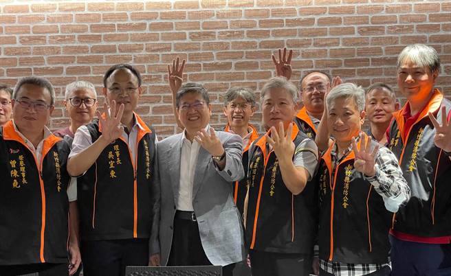 新竹县长候选人杨文科（左三）得到新竹消防公会支持，公会预祝杨文科再做4年。（杨文科团队提供／邱立雅竹县传真）