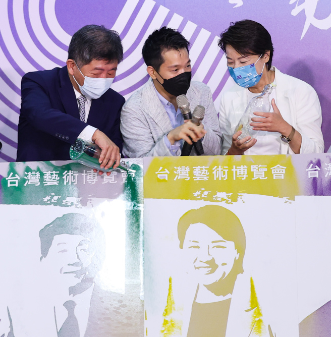 民进党台北市长参选人陈时中（左）和无党籍台北市长参选人黄珊珊（右）9月9日一同出席「2022台湾艺术博览会」开幕典礼，两人在台上为自画像进行倒沙仪式，立法委员何志伟（中）则在两人之间不时化解尷尬。（资料照,罗永铭摄）