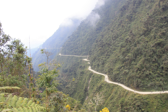 玻利维亚一条被称作「世界上最危险的公路」，道路宽度平均约3公尺，统计至1994年，每年有近300名驾驶在此遇难。(图/达志影像)