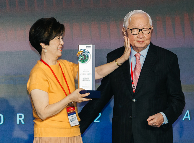 张忠谋昨陪伴张淑芬出席颁奖典礼，两人互动亲昵。（示意图／报系资料照）