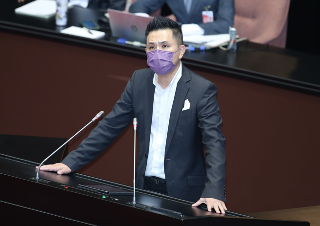 国民党立委陈以信（图）在28日立法院国是论坛中指出，故宫进行数位典藏及清查时，不慎打破国宝龙纹碗，但故宫试图掩盖这件事，因此他公开举报，请行政院长苏贞昌下令彻查此事，并要求故宫院长吴密察下台。（姚志平摄）