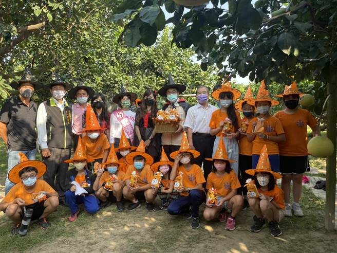 麻豆農會舉辦食農教育體驗活動「柚來搗蛋」，台南市長黃偉哲（圖中黑帽）化身成哈利波特前來現場，除了推廣大白柚外，也與學童一起提前歡慶萬聖節。（李俊淇攝）