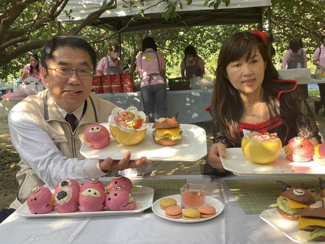 大白柚製成女巫手指餅乾、眼球蛋糕及蝙蝠漢堡等應景餐點。（李俊淇攝）