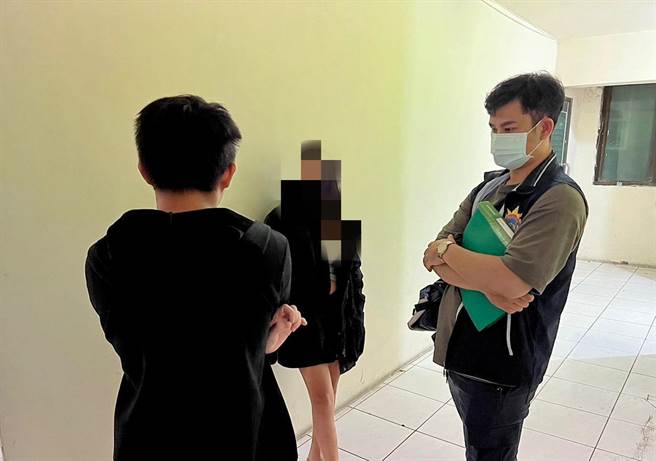 高雄日前17岁少年小光离家，高雄市少年队循线下，于小光姐姐家中发现小光。（翻摄照片／崔正纲高雄传真）