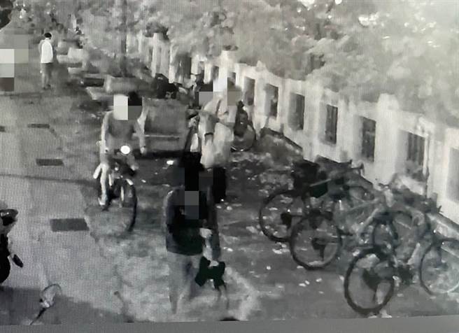 小光趁户外教学校时，骑车至高铁站北上桃园。（翻摄照片／崔正纲高雄传真）