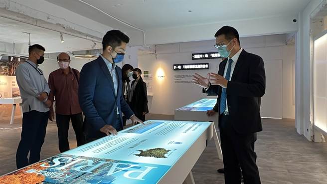 国民党台北市长候选人蒋万安今天参访台北都市更新学会「都市再生愿景馆」。（杨亚璇摄）