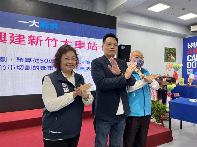 国民党新竹市长候选人林耕仁（中）28日上午举行交通政策记者会，针对交通问题提出「五大解方」，并提出停止兴建新竹大车站诉求。（王惠慧摄）