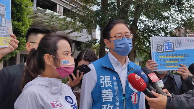 国民党桃园市长候选人张善政与前高雄市长韩国瑜一前一后为桃园市议员詹江村站台，张善政说，是主办单位安排。（赖佑维摄）