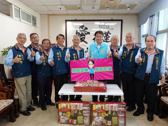 花莲圣天宫管理委员会认养花莲市区50盏路灯电费。（花莲市公所提供／王志伟花莲传真）