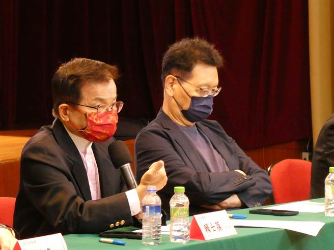 卫福部长薛瑞元、中央流行疫情指挥中心指挥官王必胜昨带队密会民进党台北市长候选人陈时中惹议，国民党立委赖士葆今指出，薛等人昨天去，一定是为高端疫苗恐遭撤紧急使用授权（EUA）与用中资做二期实验「串供」，对好对外说词。（周志豪摄）