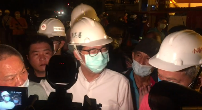 高雄中油大林炼油厂第三重油脱硫工场27日深夜发生气爆案，高雄市长陈其迈震怒痛斥，中油非常不应该，勒令第三重油加氢脱硫工全面停工检查，并且重罚530万元。（崔正纲摄）