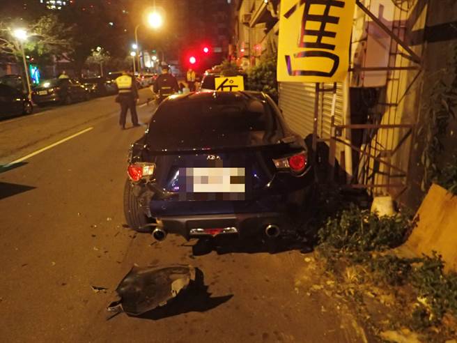 台中女酒後駕車擦撞路停車，路停車車尾毀損嚴重。（民眾提供／潘虹恩台中傳真）