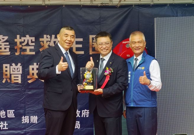 台北沪尾扶轮社捐赠电动遥控救生圈予新北市政府消防局，由国际扶轮3522地区总监叶再成代表捐赠，新北市政府消防局长黄德清代表受赠并回赠感谢状。(新北市消防提供)