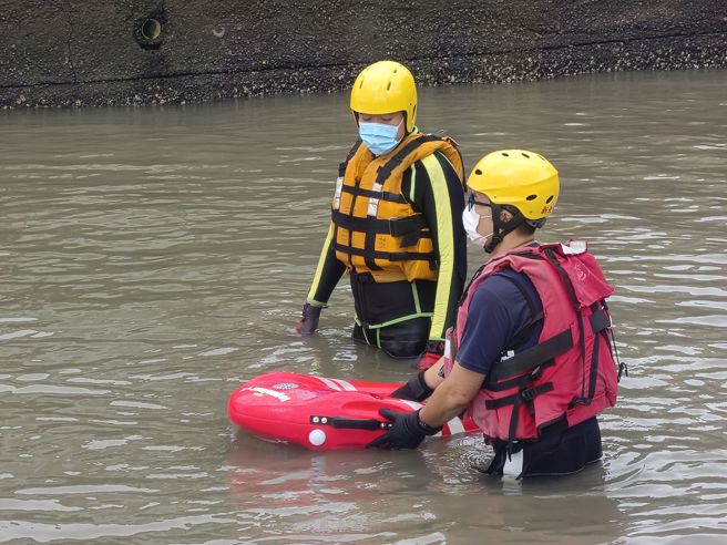 「电动遥控救生圈」具备无线遥控操作可双向行驶、垂直翻转，可运用于抵抗浪袭及艰困水域等各种环境下执行任务，可强化救援黄金时间。(新北市消防局提供)