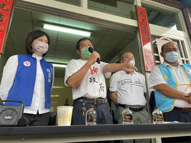 高雄市议员陈丽娜(左)与当地居民开记者会。（洪靖宜摄）