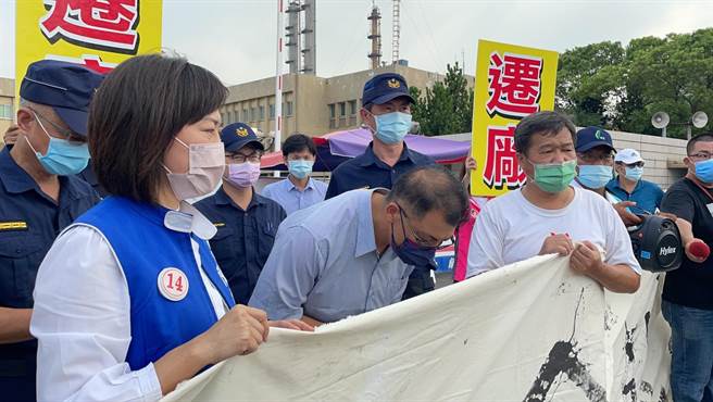 大林炼油厂副厂长罗国晖出面后则先鞠躬道歉。（洪靖宜摄）