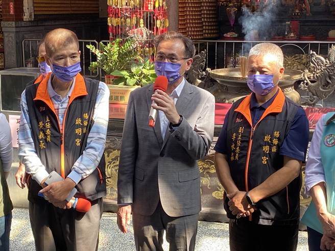 针对申请专利争议，民进党桃园市长候选人郑运鹏（中）反呛国民党桃园市长候选人张善政不食人间烟火，不懂台湾商业瓶颈。（蔡明亘摄）