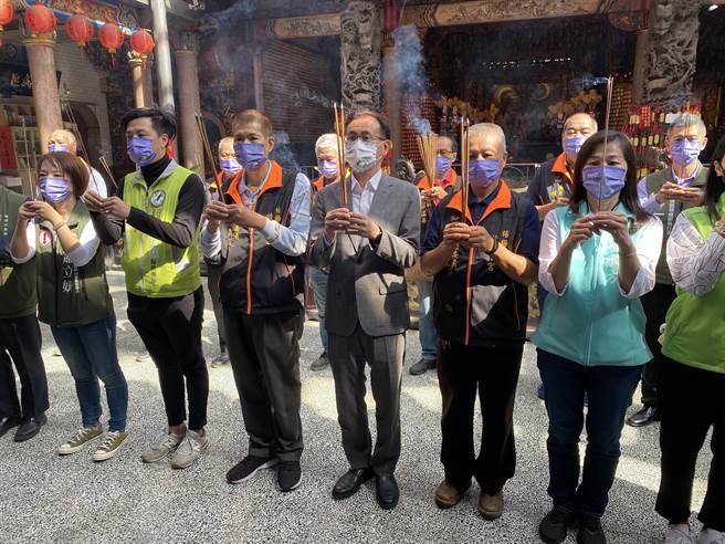 民进党桃园市长候选人郑运鹏（前排右三）今早赴中坜果菜市场扫街，接着到杨梅启明宫参香。（蔡明亘摄）