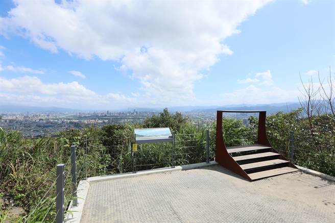 樹林大同山觀景平台整修完工，透視欄杆讓視野無屏障。（新北市觀旅局提供）