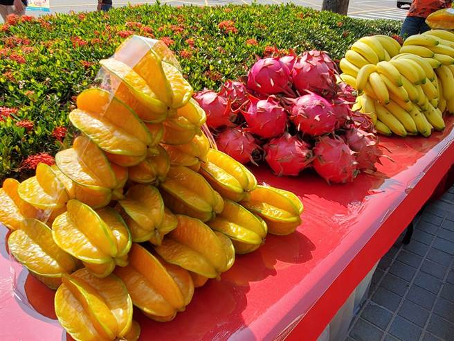 莿桐乡特产杨桃与香蕉。（周丽兰摄）