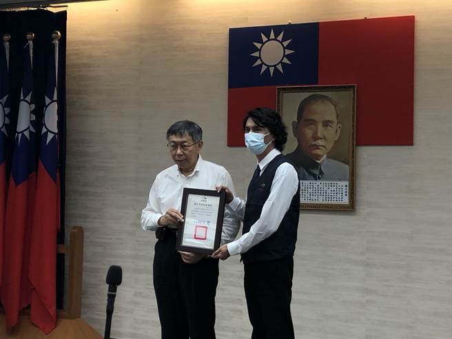 台北市长柯文哲28日出席交通会报，表扬防疫专车驾驶。（张芷瑜摄）