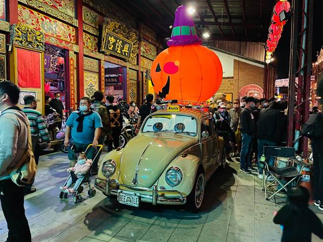 三峡民权老街商圈发展协会29日晚间6时至11时将举行「2022经典90三峡老街万圣派对」，并与经典90-老车文化推广协会合作，老街将展示40多辆五六年级生的经典老车，以及50多辆经典机车，邀请民眾变装抢拍。（三峡民权老街商圈发展协会提供）