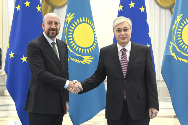 哈萨克总统托卡叶夫（Kassym－Jomart Tokayev） （右）和欧洲理事会（European Council）主席米歇尔（Charles Michel）(左） 在阿斯塔纳会谈前合影留念。（美联社）