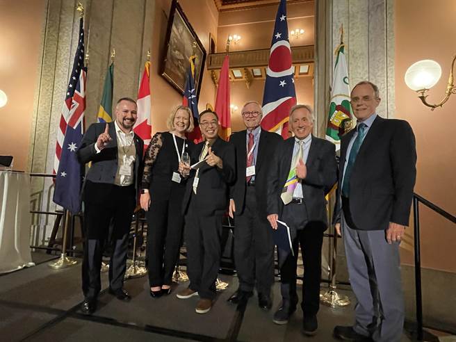 夺全球第一智慧城市首奖，研考会主任秘书曾招雄（左三）赴美代表领奖。（新北市研考会）