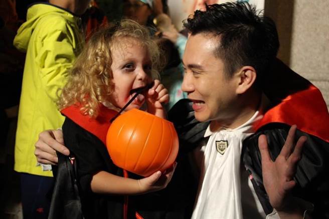 民进党竹北市长参选人郑朝方（右）透过举办亲子派对吸引民眾目光。（郑朝方团队提供／邱立雅竹县传真）