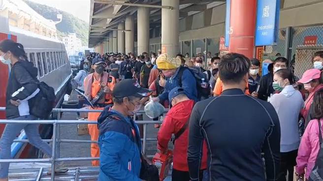 受到轻颱奈格影响，绿岛乡南寮渔港大排长龙，游客都希望赶在海浪增强前回到台湾。（民眾提供／蔡旻妤台东传真）