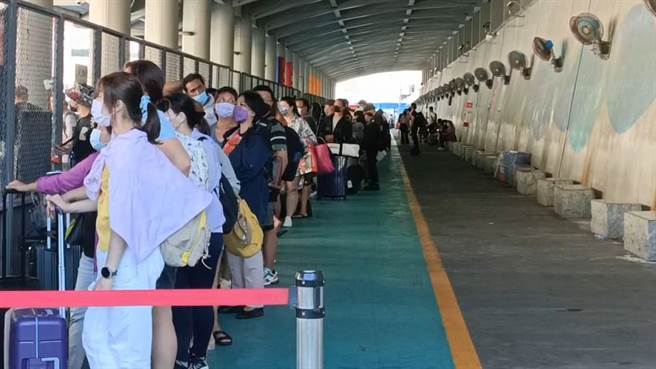 受到轻颱奈格影响，绿岛乡南寮渔港大排长龙，游客都希望赶在海浪增强前回到台湾。（民眾提供／蔡旻妤台东传真）