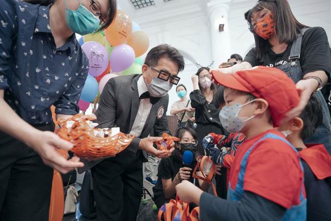 代理市长陈章贤也特别化身为电影《天外奇蹟》中「卡尔爷爷」，为小朋友们送上万圣节限定版糖果。（新竹市政府提供／王惠慧新竹传真）