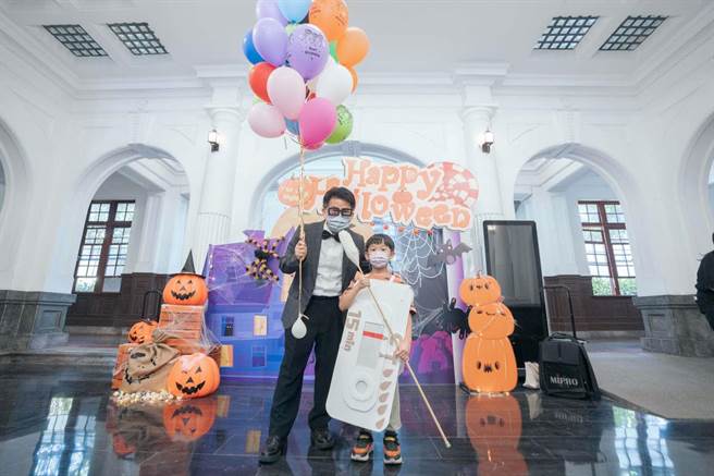 今日万圣节活动，小朋友别出心裁装扮「快筛试剂」，成为全场焦点。（新竹市政府提供／王惠慧新竹传真）