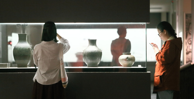 图为游客参观台北故宫各项典藏。（资料照,张铠乙摄）