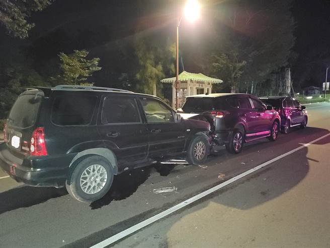 伯玉路琼林圆环３车追撞，部分车辆损毁严重，地上流出大量油水，所幸被撞的２位驾驶仅轻伤无大碍(图／金门县警局提供)