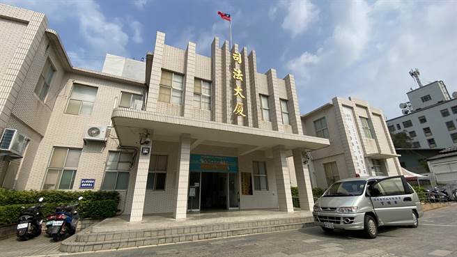 金门洪姓县长候选人发送快筛试剂涉贿选，检调约谈后谕令3万元交保饬回(于家麒摄)