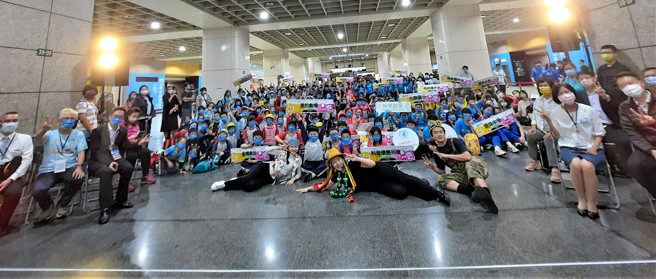 「2022臺湾科普环岛列车－新北板桥站」交接仪式，贵宾、师生及果陀剧团开心大合照。(照片/新北市教育局提供)