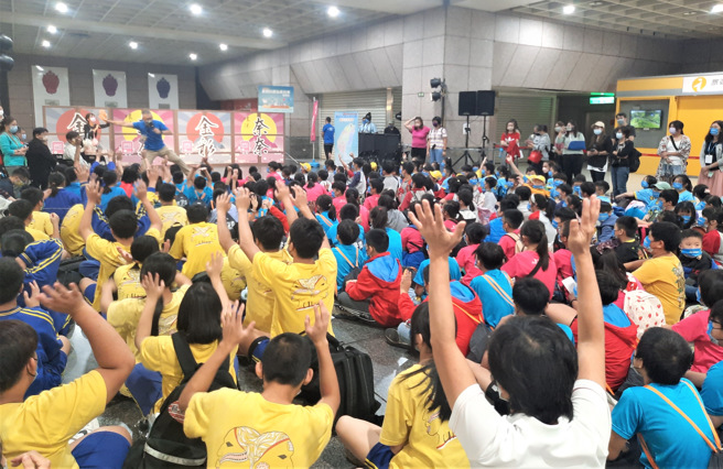 「2022臺湾科普环岛列车－新北板桥站」交接仪式，学生热情参与金彩表演秀开幕活动。(照片/新北市教育局提供)
