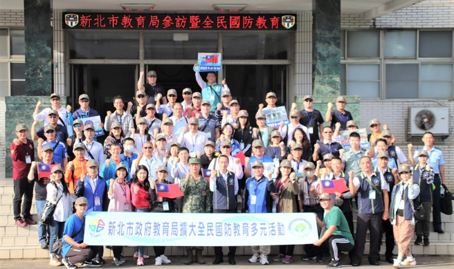 参访陆军五三工兵群后大合影。(照片/新北市教育局提供)