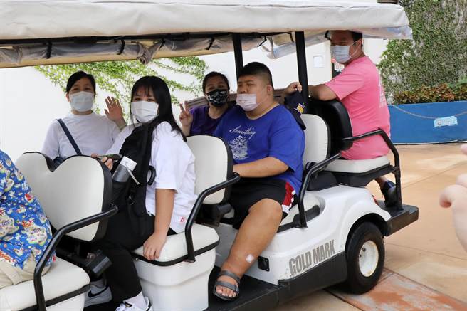 罕病少年浩浩重遊海洋公園圓夢。（慈濟醫院提供／王志偉花蓮傳真）