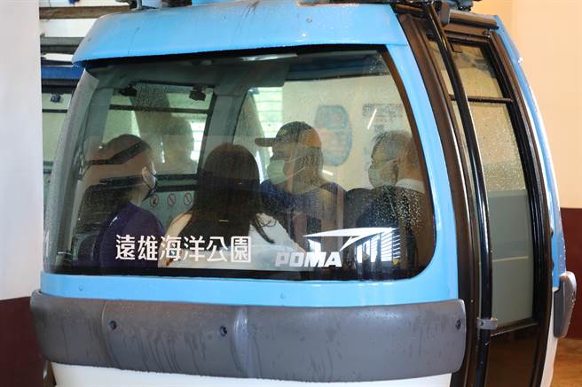 罕病少年浩浩搭上海洋公園纜車，俯瞰整座樂園。（慈濟醫院提供／王志偉花蓮傳真）