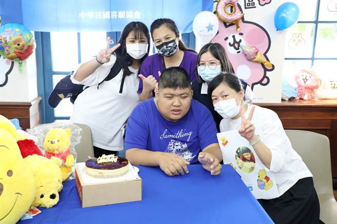 照看浩浩十多年的朱紹盈醫師和遺傳諮詢中心團隊也驚喜加入圓夢之旅，一同慶祝浩浩的生日。（慈濟醫院提供／王志偉花蓮傳真）