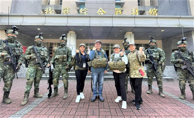 陆军特种作战指挥部伞具着装体验。(照片/新北市教育局提供)