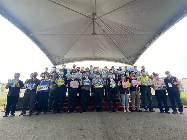 28日內政部營建署、職安署與高雄市政府首度舉辦「全國下水道局限空間出入坑作業評鑑」開幕祈福儀式。（楊舒婷攝）