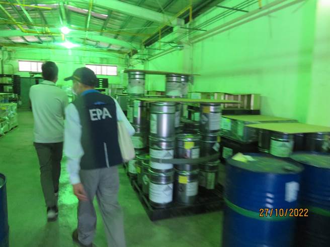 环保署会同台南市政府环保局、检警等，搜索台南市某公司经长期监控未有效收集处理挥发性有机空气污染物并短缴空气污染防制费，查扣该公司电脑相关帐册，搜证其蓄意不实短报空气污染防制费资料，同时检测发现制程废气收集管路多处泄漏及空气污染防制设备操作异常等情形。（环保署提供／林良齐台北传真）