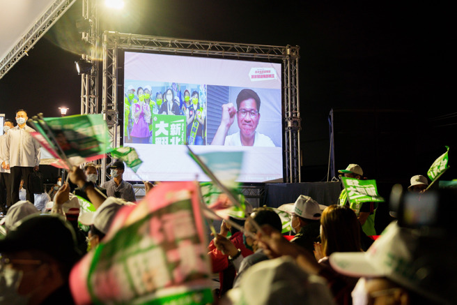 民進黨新北市長參選人林佳龍(螢幕右邊)淡水總部27日成立，他因確診改以視訊與大家「合體」。(圖取自林佳龍臉書)