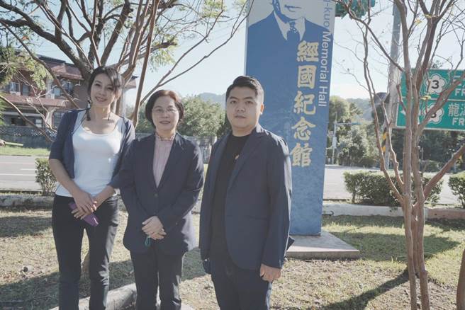 民眾党桃园市长候选人赖香伶（中）今赴大溪两蒋文化园区谒陵，再到大溪市场扫街拜票。（赖香伶竞办提供／蔡明亘桃园传真）