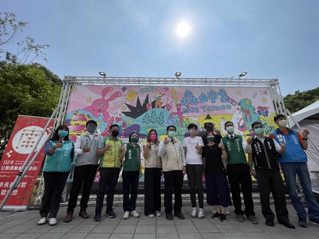 森山市集今天将在南美２馆登场，在开场前台南市长黄伟哲（图中）特别带领民眾提前开箱体验。（李俊淇摄）